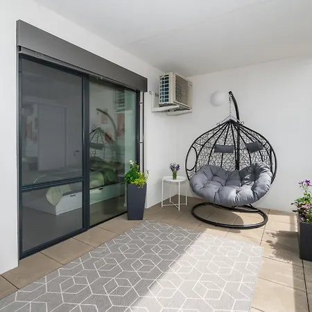 דירה Fully Equipped With Terraces, Free Garage Parking, Netflix & Ac - By Cz *
