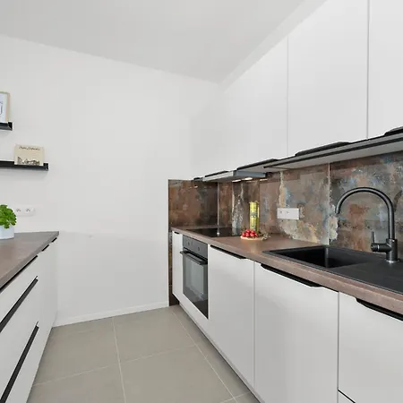 Fully Equipped With Terraces, Free Garage Parking, Netflix & Ac - By Cz דירה