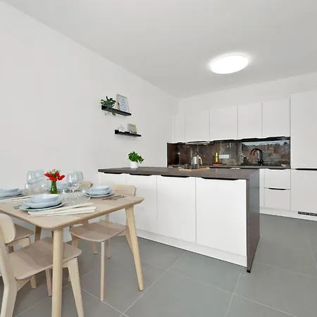 Fully Equipped With Terraces, Free Garage Parking, Netflix & Ac - By Cz *
