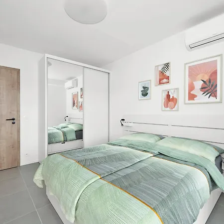 Fully Equipped With Terraces, Free Garage Parking, Netflix & Ac - By Cz דירה *