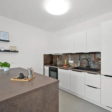 Fully Equipped With Terraces, Free Garage Parking, Netflix & Ac - By Cz
