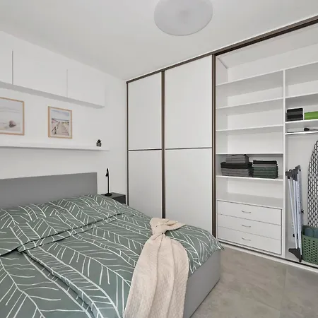Fully Equipped With Terraces, Free Garage Parking, Netflix & Ac - By Cz דירה