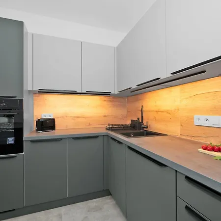 Fully Equipped With Terraces, Free Garage Parking, Netflix & Ac - By Cz *