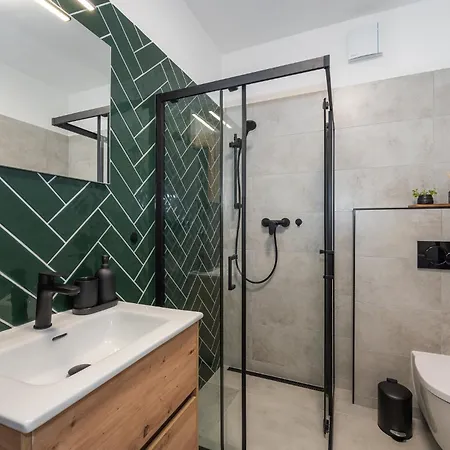 Fully Equipped With Terraces, Free Garage Parking, Netflix & Ac - By Cz דירה