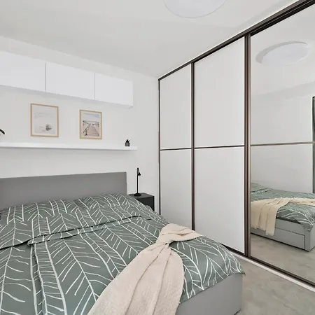 Fully Equipped With Terraces, Free Garage Parking, Netflix & Ac - By Cz דירה *
