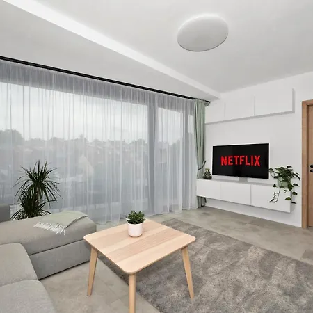 Fully Equipped With Terraces, Free Garage Parking, Netflix & Ac - By Cz *