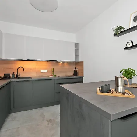 Fully Equipped With Terraces, Free Garage Parking, Netflix & Ac - By Cz דירה Slapanice