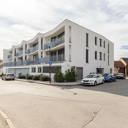아파트 Fully Equipped With Terraces, Free Garage Parking, Netflix & Ac - By Cz