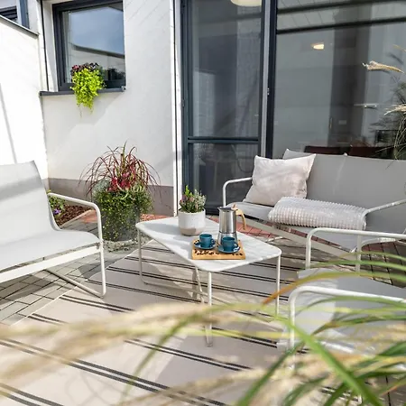 Fully Equipped With Terraces, Free Garage Parking, Netflix & Ac - By Cz דירה