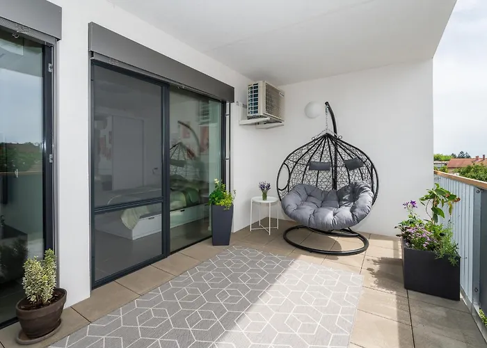 아파트 Fully Equipped With Terraces, Free Garage Parking, Netflix & Ac - By Cz *
