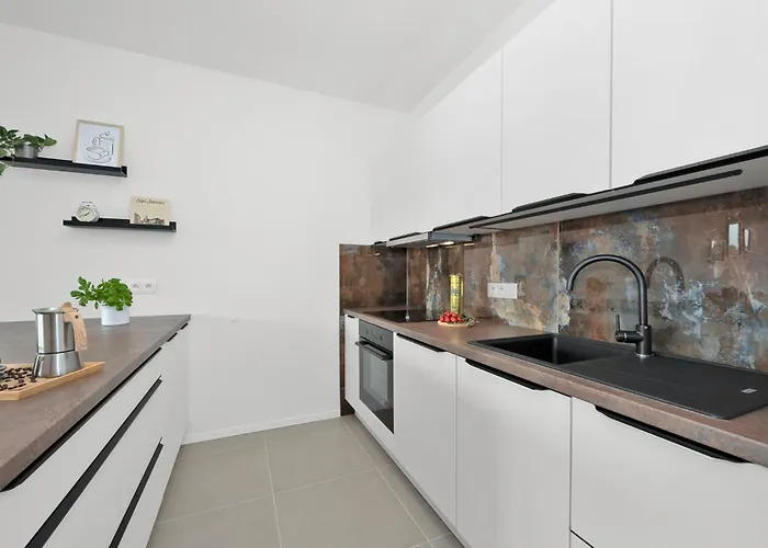Fully Equipped With Terraces, Free Garage Parking, Netflix & Ac - By Cz 아파트