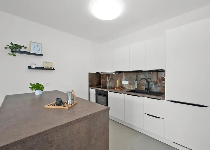 Fully Equipped With Terraces, Free Garage Parking, Netflix & Ac - By Cz