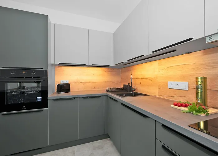 Fully Equipped With Terraces, Free Garage Parking, Netflix & Ac - By Cz *