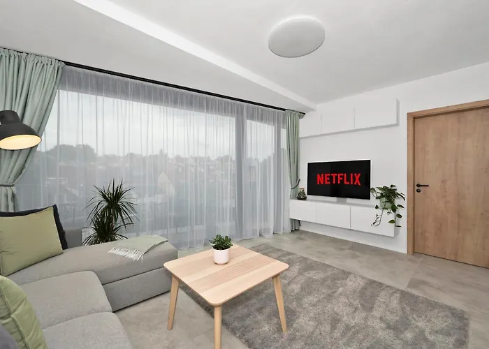 Fully Equipped With Terraces, Free Garage Parking, Netflix & Ac - By Cz *