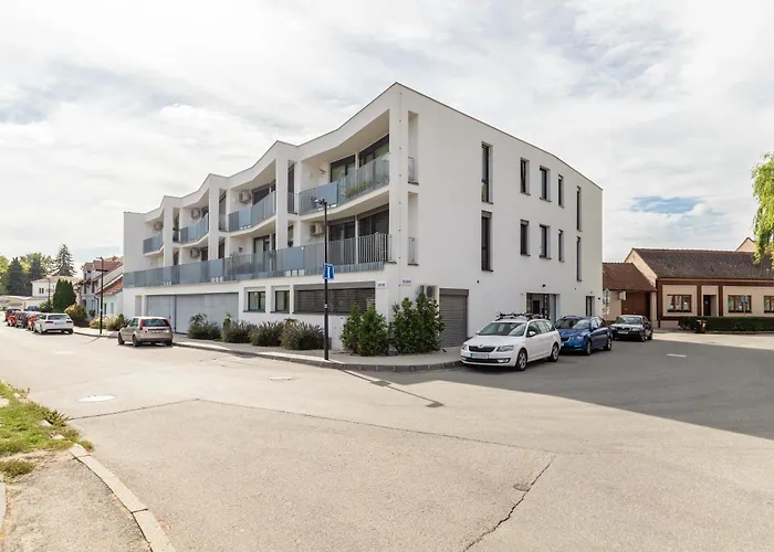 아파트 Fully Equipped With Terraces, Free Garage Parking, Netflix & Ac - By Cz